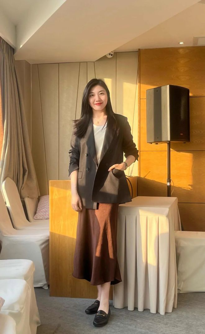 天顺平台注册：秋天这么穿好美啊！这些小细节真的很加分