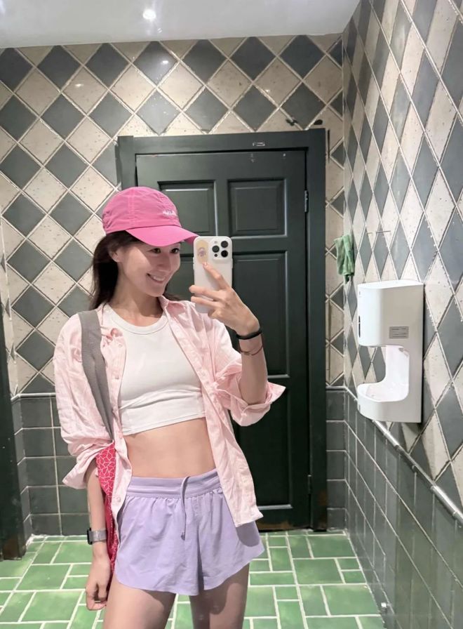 天顺平台注册：秋天这么穿好美啊！这些小细节真的很加分