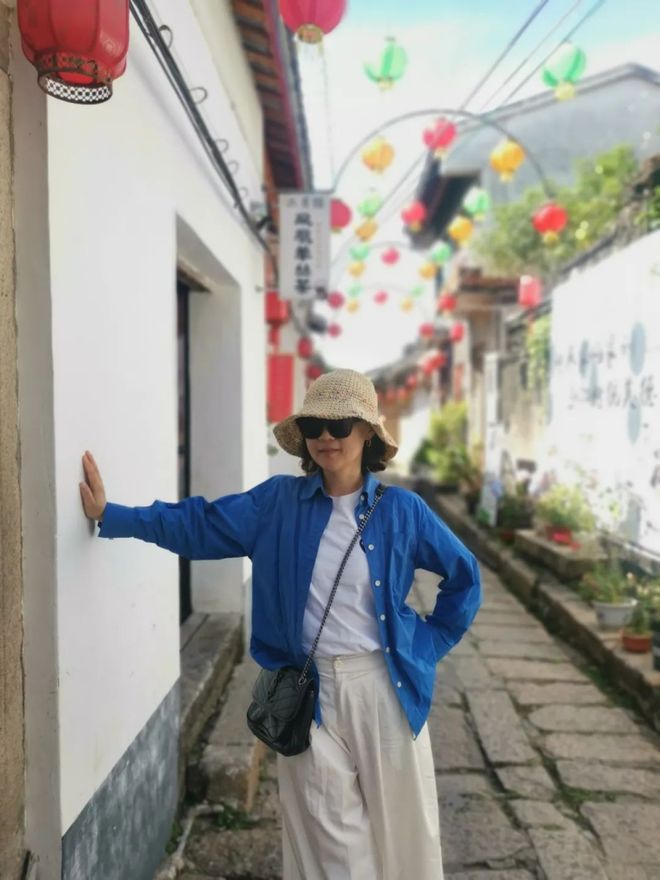 天顺平台注册：秋天这么穿好美啊！这些小细节真的很加分