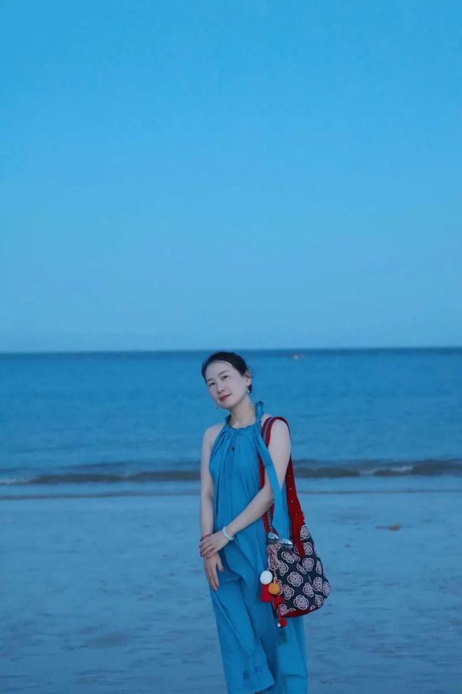 天顺平台注册：秋天这么穿好美啊！这些小细节真的很加分