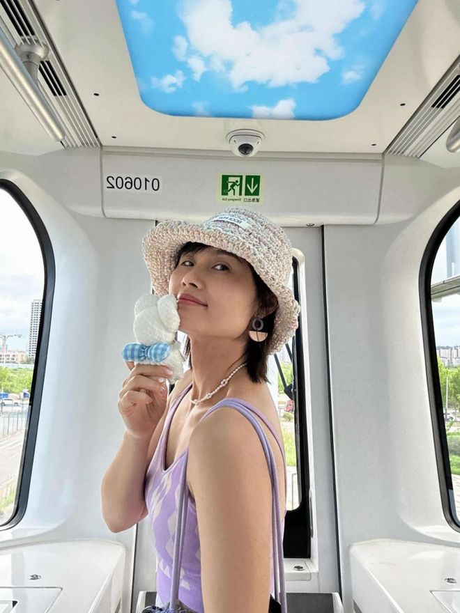 天顺平台注册：秋天这么穿好美啊！这些小细节真的很加分