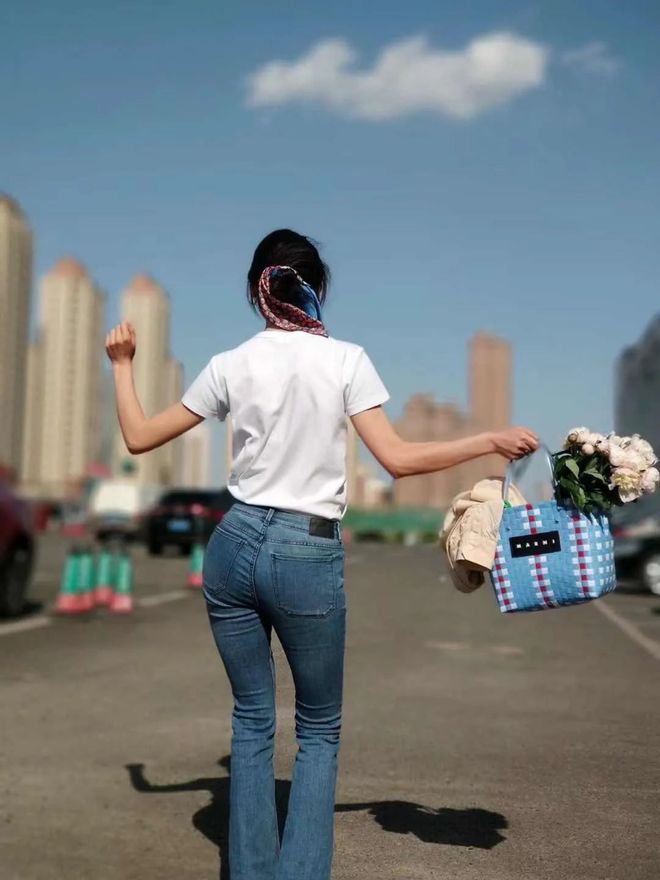 天顺平台注册：秋天这么穿好美啊！这些小细节真的很加分