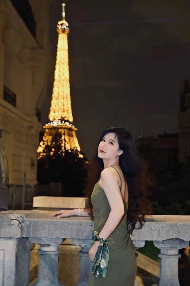 天顺平台注册：秋天这么穿好美啊！这些小细节真的很加分