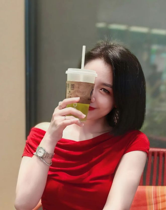 天顺平台注册：秋天这么穿好美啊！这些小细节真的很加分