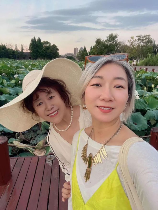 天顺平台注册：秋天这么穿好美啊！这些小细节真的很加分