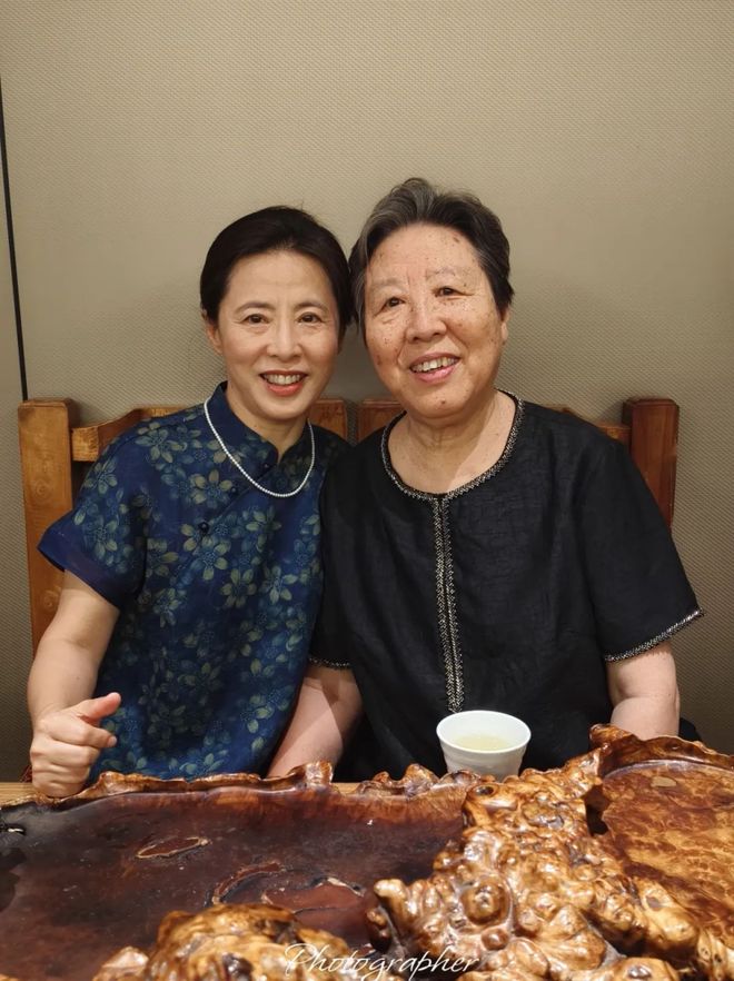 天顺平台注册：秋天这么穿好美啊！这些小细节真的很加分