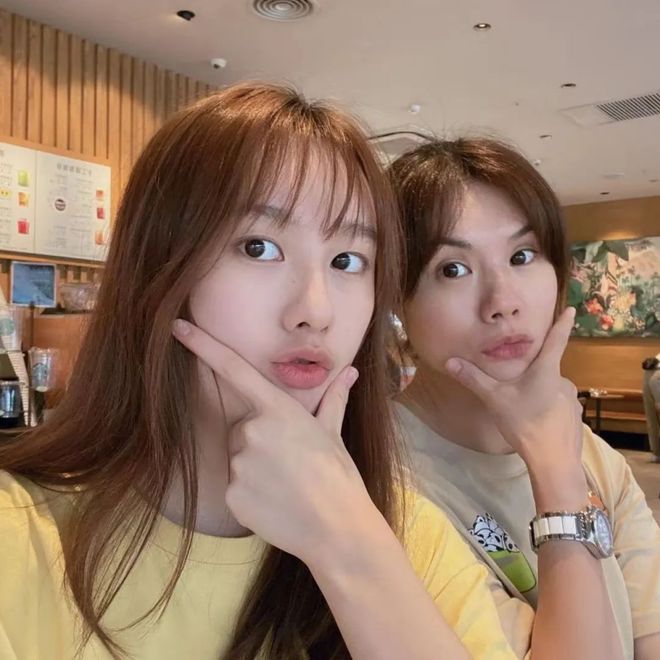 天顺平台注册：秋天这么穿好美啊！这些小细节真的很加分