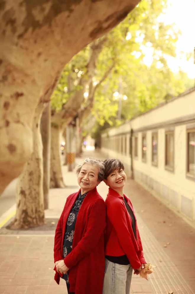 天顺平台注册：秋天这么穿好美啊！这些小细节真的很加分