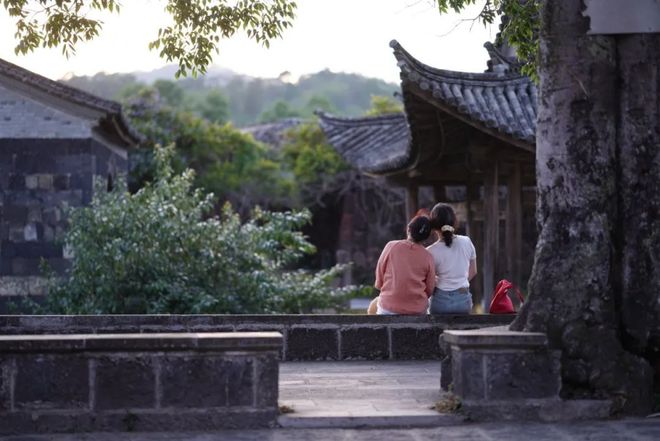 天顺平台注册：秋天这么穿好美啊！这些小细节真的很加分