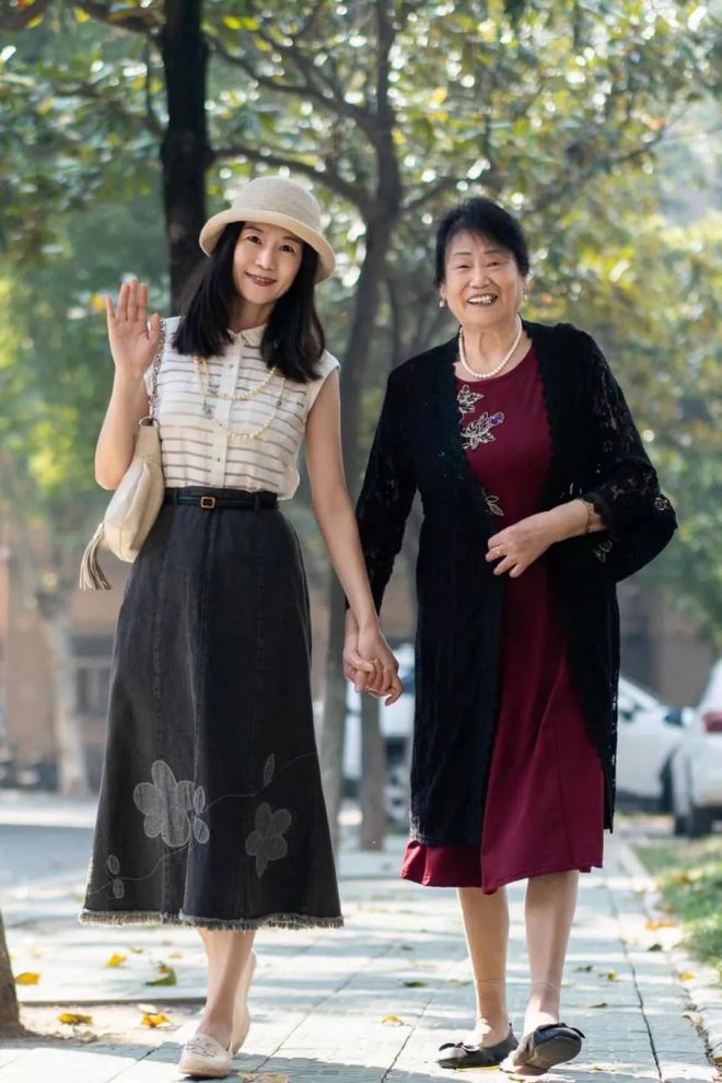 天顺平台注册：秋天这么穿好美啊！这些小细节真的很加分