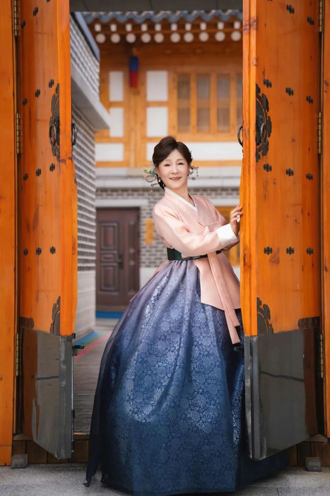 天顺平台注册：秋天这么穿好美啊！这些小细节真的很加分